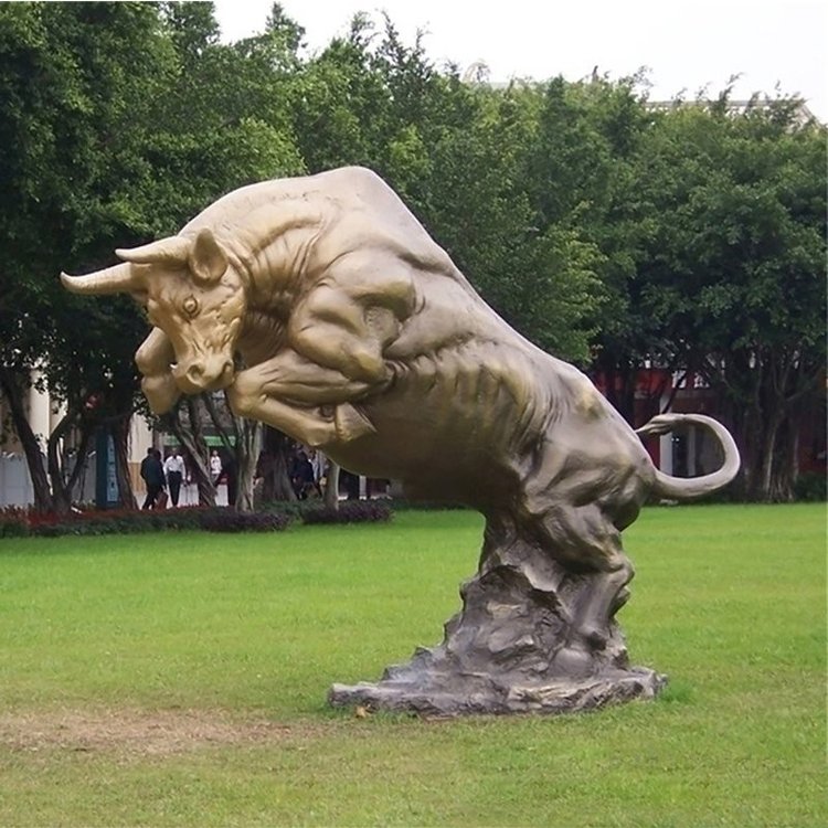 广场牛动物抽象铜雕
