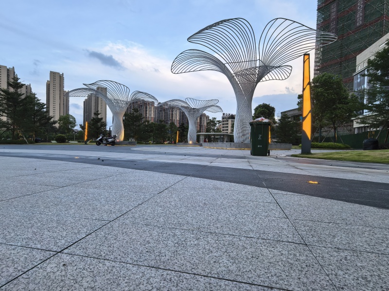 镂空树雕塑为何能成为商业空间的 “情感营销载体”