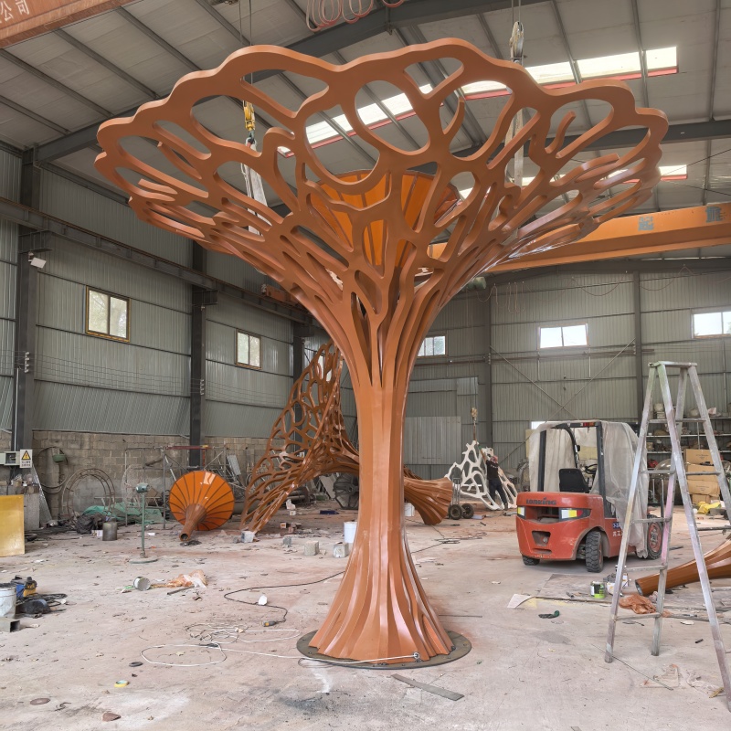 镂空树雕塑的 “光影互动” 如何深化 “时间与记忆” 的寓意
