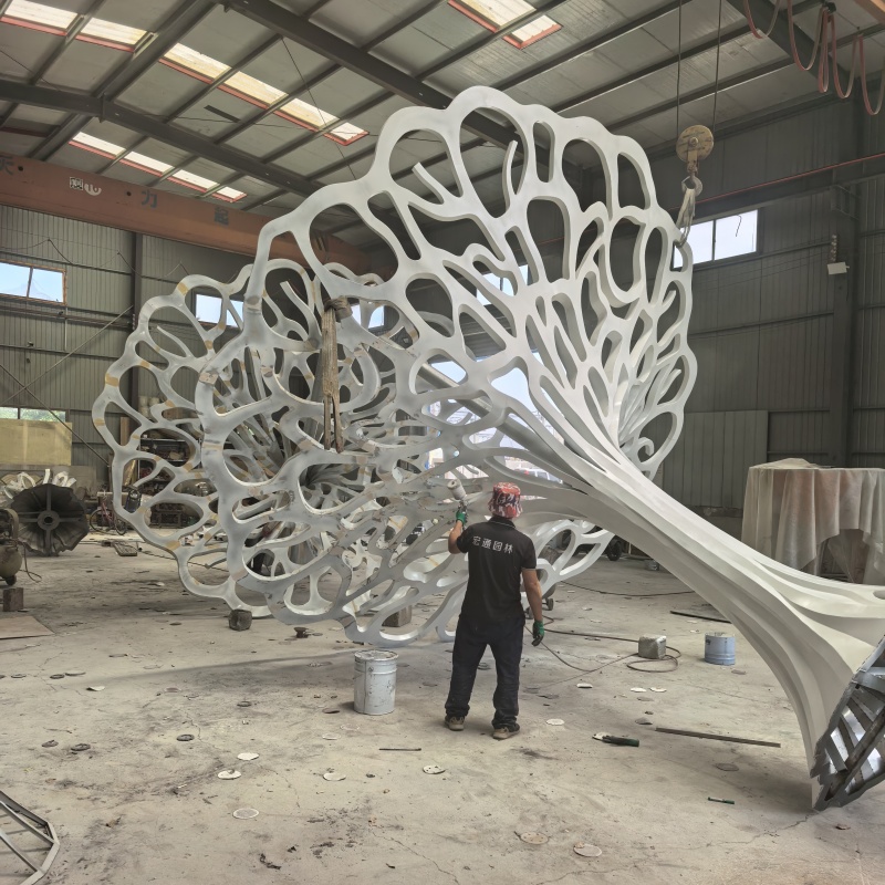 镂空树雕塑如何诠释 “人与自然共生” 的寓意